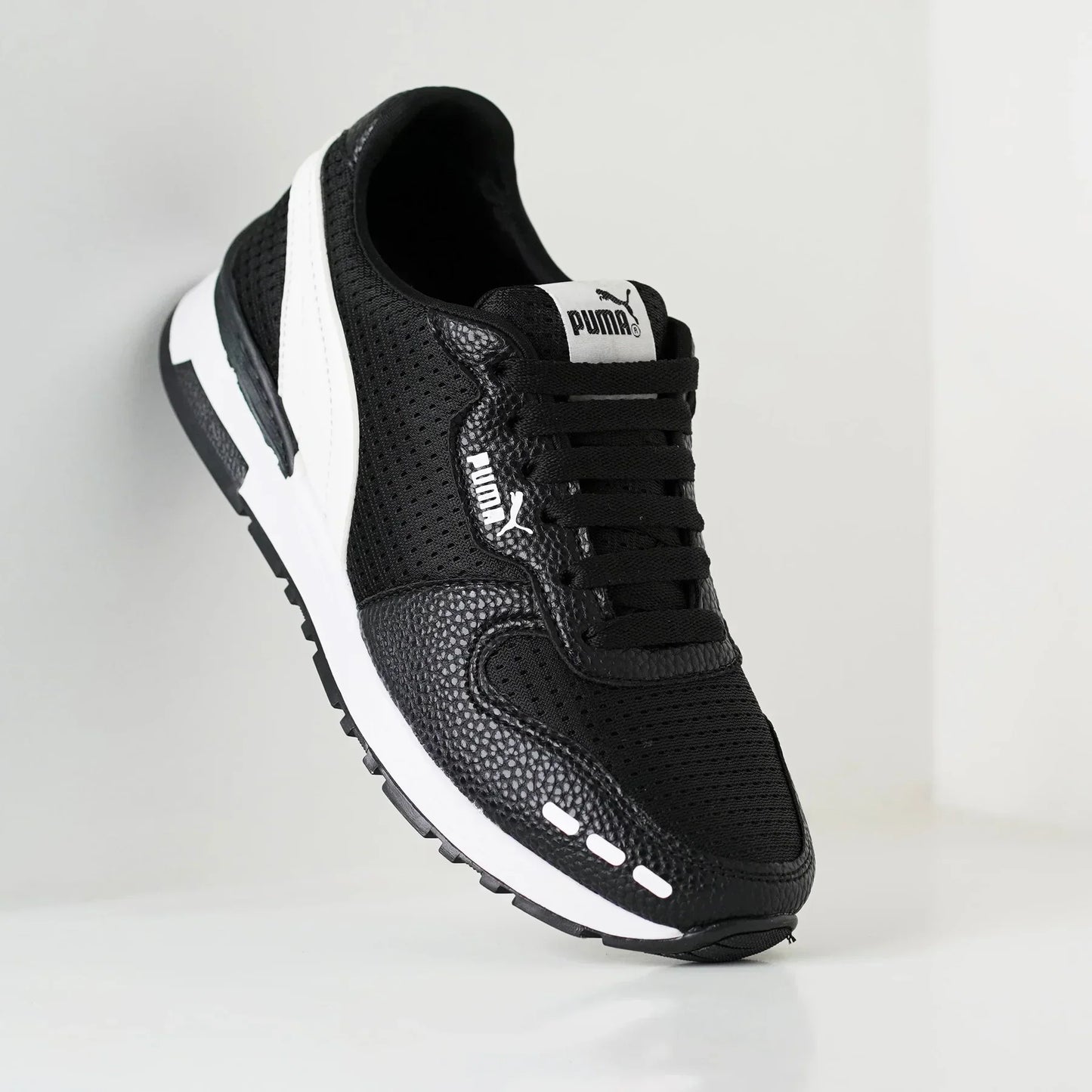 Sprint Runner – Black & White
