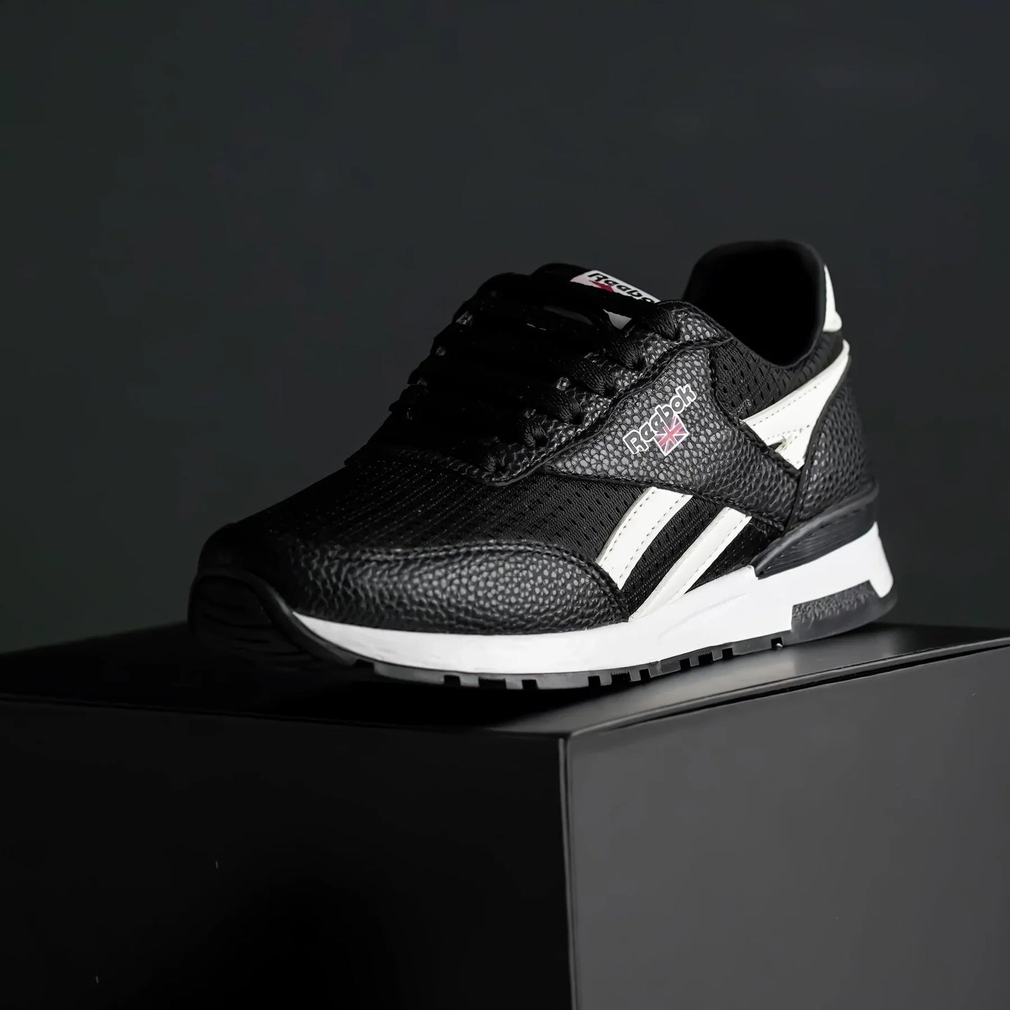 Classic Comfort – Black & White