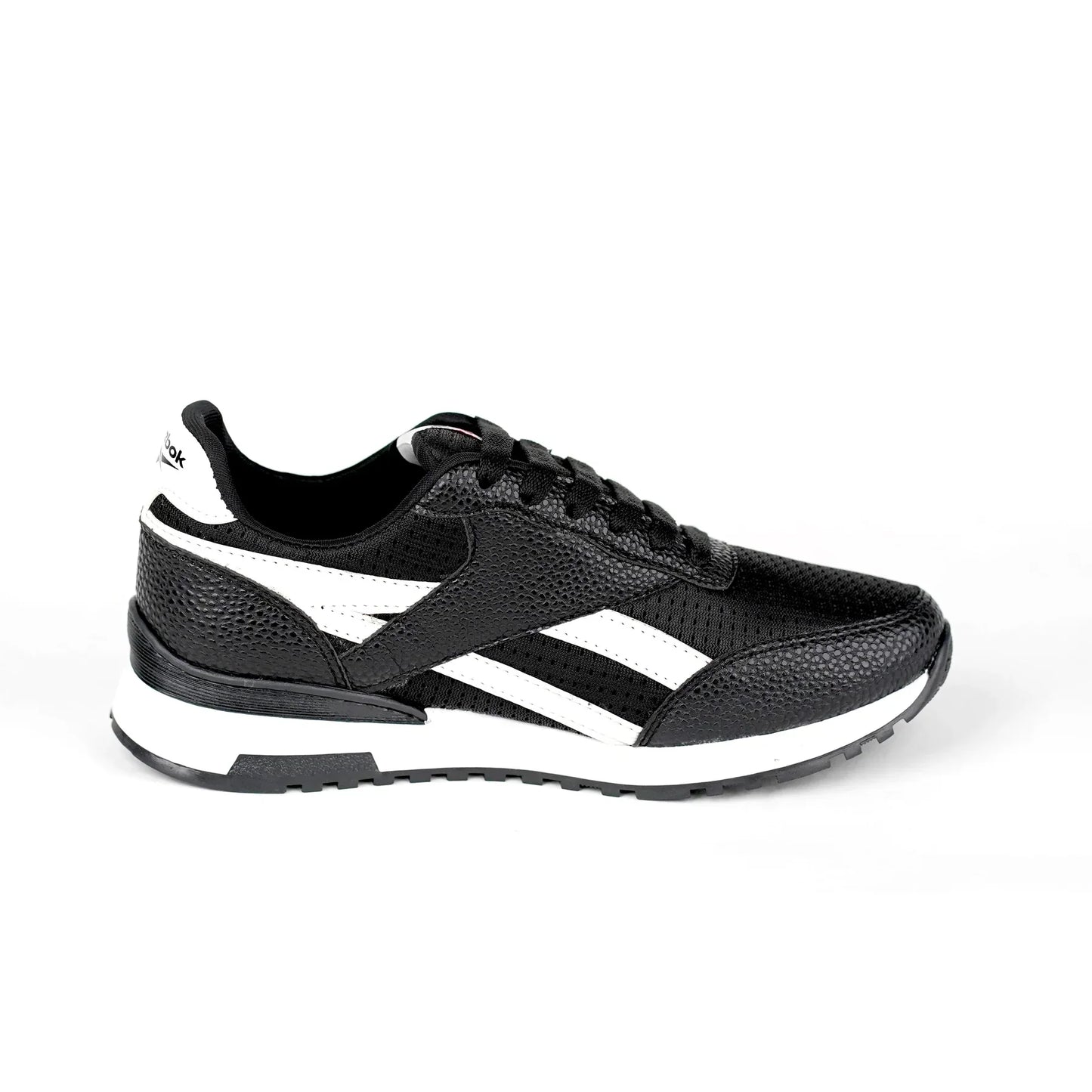 Classic Comfort – Black & White