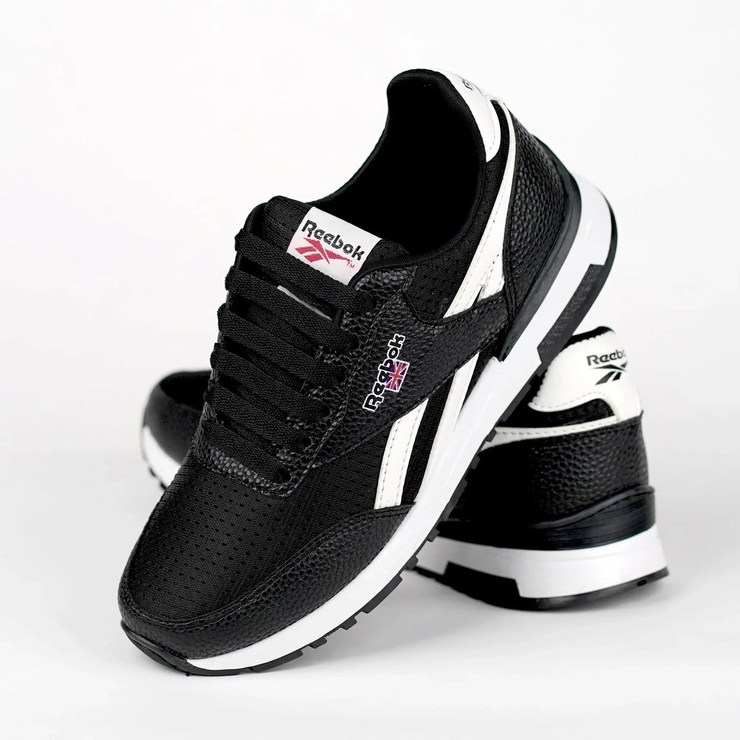 Classic Comfort – Black & White